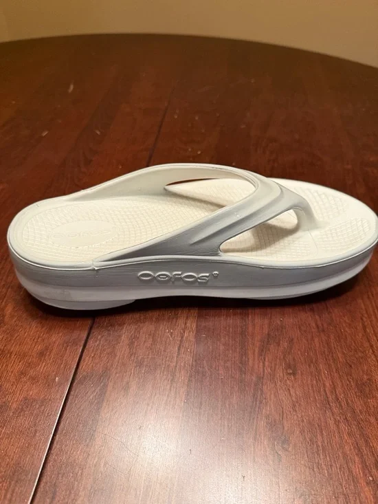 OOFOS White Platform Thong Sandals - Picture 4 of 5